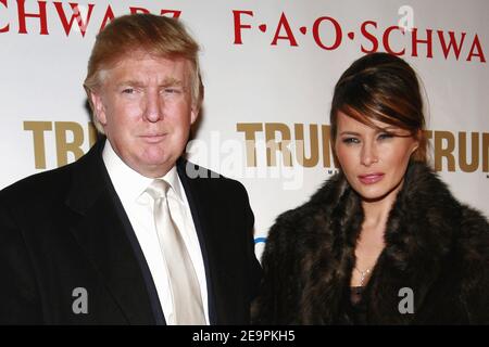 Donald et Melania Trump arrivent pour la célébration de l'anniversaire de Vanessa & Donanld Trump Jr. Pour soutenir l'opération Smile, qui s'est tenue dans le magasin FAO Schwartz à New York City, NY, États-Unis, le 11 décembre 2006. Photo de Gerald Holubowicz/ABACAPRESS.COM Banque D'Images