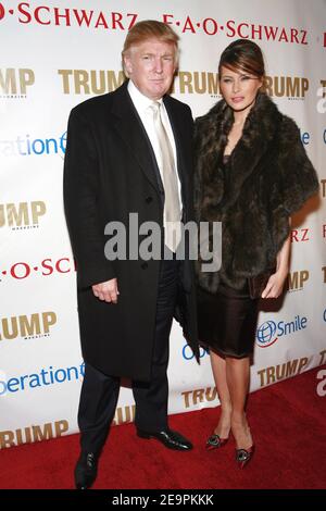 Donald et Melania Trump arrivent pour la célébration de l'anniversaire de Vanessa & Donanld Trump Jr. Pour soutenir l'opération Smile, qui s'est tenue dans le magasin FAO Schwartz à New York City, NY, États-Unis, le 11 décembre 2006. Photo de Gerald Holubowicz/ABACAPRESS.COM Banque D'Images