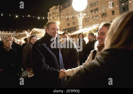 Le 13 décembre 2006, François Bayrou, le dirigeant de l'UDF, visite un marché de Noël à Lille. Photo de Corentin Fohlen/ABACAPRESS.COM Banque D'Images