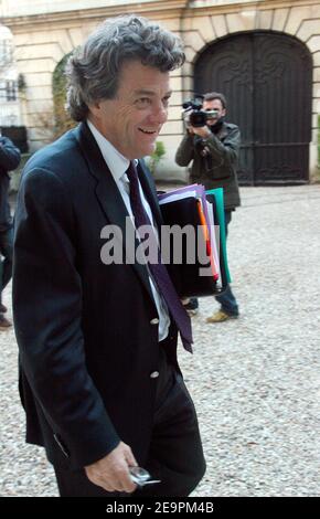 Le ministre de l'emploi Jean-Louis Borloo arrive à la Conférence sur l'emploi et les revenus, présidée par Dominique de Villepin et réunissant les employeurs et les syndicats à Paris, au Centre d'analyse stratégique. France le 14 décembre 2006. Photo de Mehdi Taamallah/ABACAPRESS.COM Banque D'Images