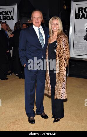 James Caan et sa femme Linda Stokes assistent à la première mondiale de 'Rocky Balboa' au Théâtre chinois de Los Angeles, CA, Etats-Unis, le 13 décembre 2006. Photo de Lionel Hahn/ABACAPRESS.COM Banque D'Images