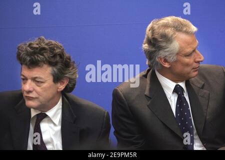 Le ministre de l'emploi Jean-Louis Borloo et le Premier ministre français Dominique de Villepin lors de la Conférence sur l'emploi et les revenus, présidée par Dominique de Villepin et réunissant les employeurs et les syndicats à Paris, le 14 décembre 2006. Photo de Mehdi Taamallah/ABACAPRESS.COM Banque D'Images