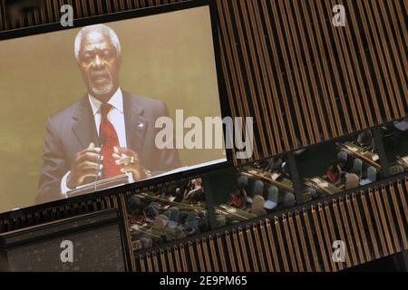 Le Secrétaire général des Nations Unies, Kofi Annan, s'exprime devant le Président de l'Assemblée générale, Haya Rashed al-Khalifa, de Bahreïn, avant que la Corée du Sud ne soumette M. Ban Ki-moon, à titre de 8e Secrétaire général des Nations Unies, lors d'une cérémonie tenue aux Nations Unies le 14 décembre 2006 à New York, New Yok, États-Unis. Ban sera le premier chef asiatique des Nations Unies, depuis que U Thant, de Birmanie, a dirigé l'organisation de 1961 à 1971. Ban dirigera un personnel de plus de 15,000 personnes, provenant de plus de 170 nations. Photo de Gerald Holubowicz/ABACAPRESS.COM Banque D'Images