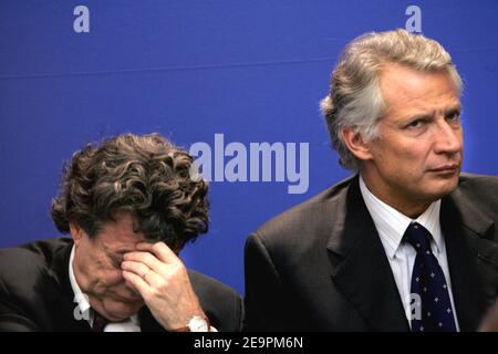 Le ministre de l'emploi Jean-Louis Borloo et le Premier ministre français Dominique de Villepin lors de la Conférence sur l'emploi et les revenus, présidée par Dominique de Villepin et réunissant les employeurs et les syndicats à Paris, le 14 décembre 2006. Photo de Mehdi Taamallah/ABACAPRESS.COM Banque D'Images