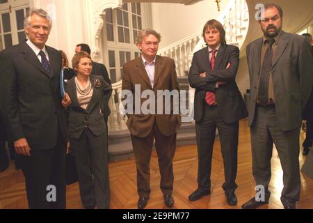 Français le PM Dominique de Villepin, président du MEDEF, Laurence Parisot, chef du syndicat FO, Jean-Claude Mailly, secrétaire général du syndicat CFDT, François Chereque et chef du syndicat CGT, Bernard Thibault lors de la Conférence sur l'emploi et les revenus, Présidé par Dominique de Villepin et réunissant les employeurs et les syndicats à Paris, France, le 14 décembre 2006. Photo de Mehdi Taamallah/ABACAPRESS.COM Banque D'Images