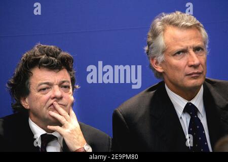 Le ministre de l'emploi Jean-Louis Borloo et le Premier ministre français Dominique de Villepin lors de la Conférence sur l'emploi et les revenus, présidée par Dominique de Villepin et réunissant les employeurs et les syndicats à Paris, le 14 décembre 2006. Photo de Mehdi Taamallah/ABACAPRESS.COM Banque D'Images