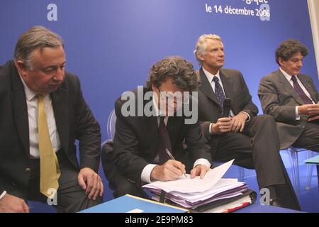 Gerard Larcher, ministre du travail, ministre de l'emploi Jean-Louis Borloo, premier ministre Dominique de Villepin et ministre des Finances Thierry Breton lors de la Conférence sur l'emploi et les revenus, présidée par Dominique de Villepin et réunissant les employeurs et les syndicats à Paris (France) le 14 décembre 2006. Photo de Mehdi Taamallah/ABACAPRESS.COM Banque D'Images