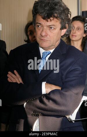 Le ministre de la cohésion sociale, Jean-Louis Borloo, inaugure le 15 décembre 2006 la maison d'emploi 'Arc de Seine' à Issy-les-Moulineaux, banlieue ouest de Paris. Photo de Thierry Orban/ABACAPRESS.COM Banque D'Images