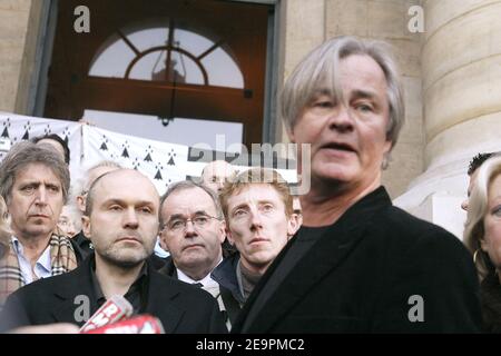 (De gauche à droite) le chanteur français Yves Duteil, Alain Marecaux, Patrick Dils, Denis Seznec, petit-fils du condamné Guillaume Seznec (au centre) avec son épouse Martine React devant un tribunal français spécial a confirmé une condamnation pour meurtre en 1924, Après des doutes persistants sur le verdict, un ancien ministre de la Justice et la famille du condamné ont demandé le réexamen de l'affaire devant la Cour à Paris, en France, le 14 décembre 2006. Guillaume Seznec a été condamné à une vie de dur labeur dans une colonie pénitentiaire coloniale française pour le meurtre en 1923 d'un coupe-bois et d'un responsable local Pierre Quemeneur et a maintenu son innocence unti Banque D'Images