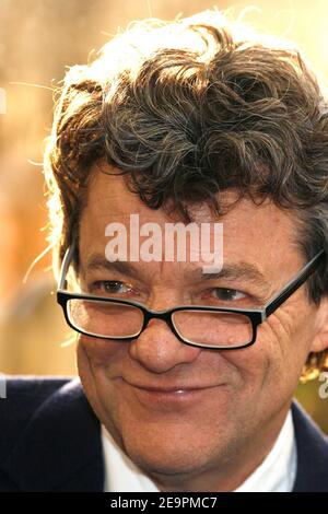 Le ministre de la cohésion sociale, Jean-Louis Borloo, inaugure le 15 décembre 2006 la maison d'emploi 'Arc de Seine' à Issy-les-Moulineaux, banlieue ouest de Paris. Photo de Thierry Orban/ABACAPRESS.COM. Banque D'Images