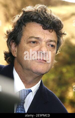 Le ministre de la cohésion sociale, Jean-Louis Borloo, inaugure le 15 décembre 2006 la maison d'emploi 'Arc de Seine' à Issy-les-Moulineaux, banlieue ouest de Paris. Photo de Thierry Orban/ABACAPRESS.COM Banque D'Images