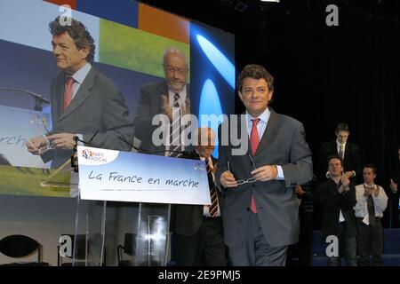 Le ministre de la cohésion sociale Jean-Louis Borloo, coprésident du parti avec André Rossinot, se rend sur les lieux du 107e congrès du Parti radical français qui s'est tenu à l'équinoxe à Paris, en France, le 16 décembre 2006. Photo de Thierry Orban/ABACAPRESS.COM Banque D'Images