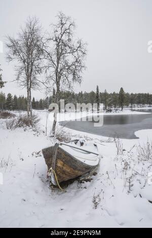 bateau en bois enneigé dans la forêt Banque D'Images