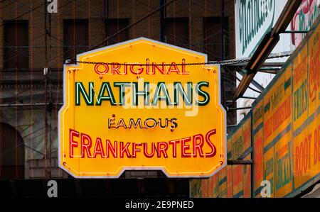 Les célèbres hot dogs de Nathan à Coney Island Brooklyn, New York Banque D'Images