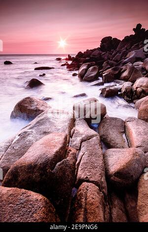 Coucher de soleil sur quelques falaises au bord de la mer Banque D'Images