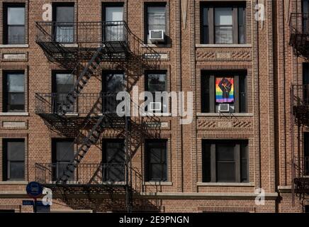 Black Lives Matter signe dans le bâtiment d'appartement à Brooklyn NYC Banque D'Images