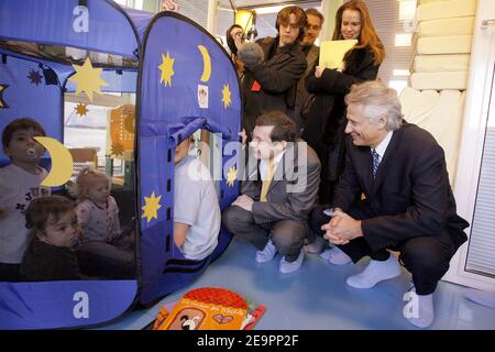 Le Premier ministre français Dominique de Villepin et Philippe Bas, ministre délégué à la sécurité sociale, aux personnes âgées, aux handicapés et à la famille, visitent un jardin d'enfants installé sur le site industriel de Rungis, près de Paris, en France, le 19 décembre 2006. Photo de Ludovic/Pool/ABACAPRESS.COM Banque D'Images