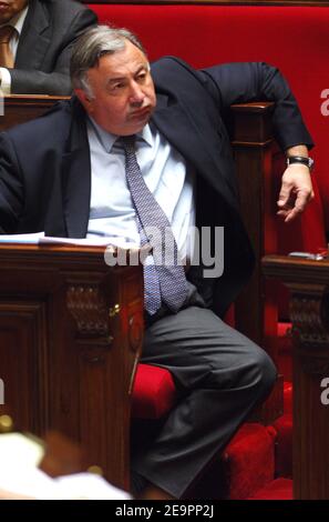 Ministre délégué à l'emploi, au travail et à l'emploi des jeunes Gerard Larcher participe à la session hebdomadaire des questions au gouvernement, à l'Assemblée nationale française à Paris, le 19 décembre 2006. Photo de Christophe Guibbbaud/ABACAPRESS.COM Banque D'Images