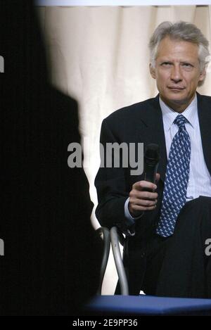 Le Premier ministre français Dominique de Villepin et Philippe Bas, ministre délégué à la sécurité sociale, aux personnes âgées, aux handicapés et à la famille, visitent un jardin d'enfants installé sur le site industriel de Rungis, près de Paris, en France, le 19 décembre 2006. Photo de Bernard Bisson/ABACAPRESS.COM Banque D'Images