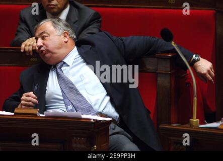 Ministre délégué à l'emploi, au travail et à l'emploi des jeunes Gerard Larcher participe à la session hebdomadaire des questions au gouvernement, à l'Assemblée nationale française à Paris, le 19 décembre 2006. Photo de Christophe Guibbbaud/ABACAPRESS.COM Banque D'Images