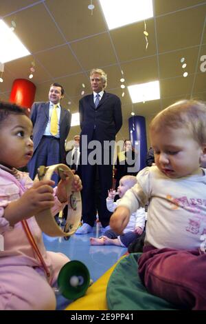 Le Premier ministre français Dominique de Villepin et Philippe Bas, ministre délégué à la sécurité sociale, aux personnes âgées, aux handicapés et à la famille, visitent un jardin d'enfants installé sur le site industriel de Rungis, près de Paris, en France, le 19 décembre 2006. Photo de Ludovic/Pool/ABACAPRESS.COM Banque D'Images