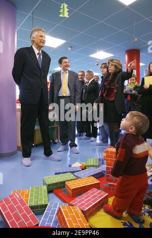 Le Premier ministre français Dominique de Villepin et Philippe Bas, ministre délégué à la sécurité sociale, aux personnes âgées, aux handicapés et à la famille, visitent un jardin d'enfants installé sur le site industriel de Rungis, près de Paris, en France, le 19 décembre 2006. Photo de Bernard Bisson/ABACAPRESS.COM Banque D'Images