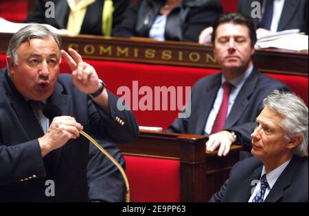 Le ministre délégué à l'emploi, Gerard Larcher, prononce son discours devant le Premier ministre Dominique de Villepin et le ministre du développement régional Christian Estrosi lors de la session hebdomadaire des questions au gouvernement, à l'Assemblée nationale française à Paris, le 19 décembre 2006. Photo de Christophe Guibbbaud/ABACAPRESS.COM Banque D'Images