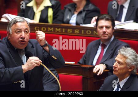 Le ministre délégué à l'emploi, Gerard Larcher, prononce son discours devant le Premier ministre Dominique de Villepin et le ministre du développement régional Christian Estrosi lors de la session hebdomadaire des questions au gouvernement, à l'Assemblée nationale française à Paris, le 19 décembre 2006. Photo de Christophe Guibbbaud/ABACAPRESS.COM Banque D'Images