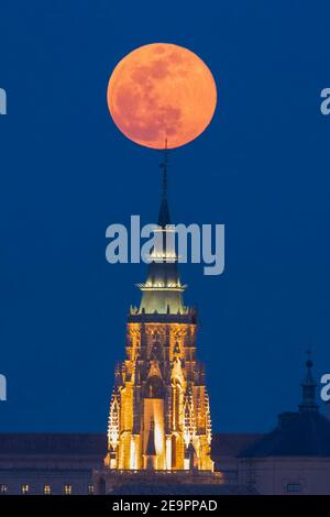 Pleine lune sur l'ancienne cathédrale, au crépuscule de Tolède Banque D'Images