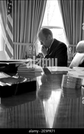 Gerald Ford, le 38e président des États-Unis, décède à 93 ans, a annoncé son épouse Betty dans une brève déclaration le 27 décembre 2006. Fichier image de la Bibliothèque du Président. Légende originale : le Président Ford dans le Bureau ovale. 25 mars 1975. Photo Gerald R Ford Library via ABACAPRESS.COM Banque D'Images