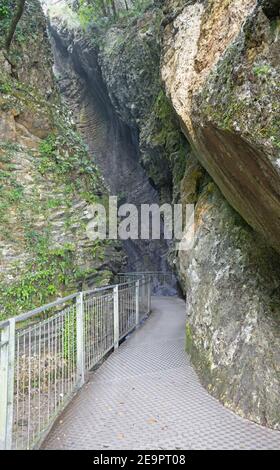 RIVA DEL GARDA, ITALIE - juin 7, 2019 : La chute d'eau dans cave Cascata Varone près de la Riva del Garda et le lac Lago di Garda. Banque D'Images