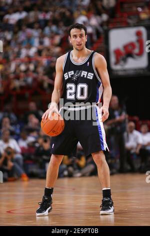 Manu Ginobili de San Antonio Spurs lors d'un match d'exposition au Bercy Stadium à Paris, France, le 8 octobre 2006. San Antonio Spurs est à Paris dans le cadre de la NBA Europe Live Tour, un événement promotionnel qui a amené quatre équipes NBA, les Suns, les Philadelphia 76ers, les Los Angeles Clippers et les Spurs de San Antonio en Europe. Spires a gagné 97-84. Photo de Stephane Reix/ABACAPRESS.COM Banque D'Images