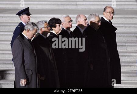 Pallers honoraires de l'ancien président américain Gerald R. Ford, y compris l'ancien président de la Réserve fédérale Alan Greenspan, le demi-frère de Ford Richard Ford, l'ancien secrétaire d'État Henry A. Kissinger, L'ancien chef de la majorité au Sénat Robert Dole (R-KS) et l'ancien conseiller à la sécurité nationale Brent Scowcroft attendent le rôle de l'ancien président américain Gerald R. Ford aux marches de la Chambre des représentants des États-Unis au Capitole des États-Unis le 30 décembre 2006 à Washington, DC. Ford sera dans l'État dans la rotonde du Capitole jusqu'à mardi où une cérémonie funéraire aura lieu au Washington National Cate Banque D'Images