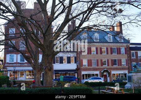 PRINCETON, NJ -16 NOV 2020- vue de Palmer Square, une place phare dans le centre-ville de Princeton, New Jersey, États-Unis. Banque D'Images