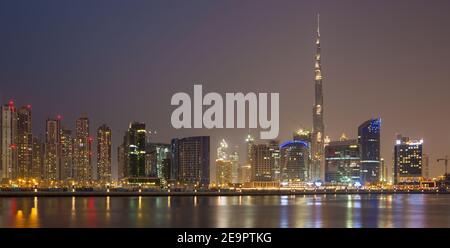 Dubaï, Émirats arabes unis - Mars 23, 2017 : La soirée panorama sur le canal avec le centre-ville et tour Burj Khalifa. Banque D'Images