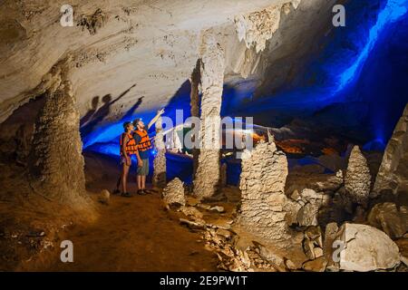 Couple explorant la grotte de Kong Lo au Laos Banque D'Images