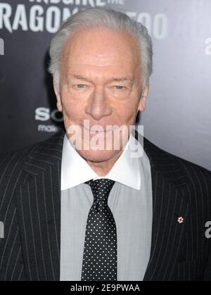 6 février 2021. DOSSIER : Christopher Plummer Dies à 91. Manhattan, États-Unis d'Amérique. 14 décembre 2011. NEW YORK, NY - DÉCEMBRE 14 : Christopher Plummer participe à la première de New York « The Girl with the Dragon Tattoo » au Ziegfeld Theatre le 14 décembre 2011 à New York. Personnes: Christopher Plummer crédit: Storms Media Group/Alay Live News Banque D'Images