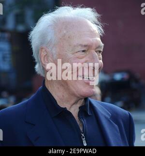 6 février 2021. DOSSIER : Christopher Plummer Dies à 91. Manhattan, États-Unis d'Amérique. 24 mai 2011. NEW YORK, NY - 24 MAI : Christopher Plummer participe à la projection à New York de 'Beginners' à la salle de présélection Tribeca Grand le 24 mai 2011 à New York. Personnes: Christopher Plummer crédit: Storms Media Group/Alay Live News Banque D'Images