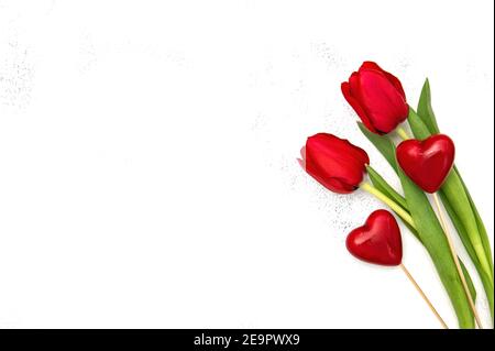 Contexte de la Saint-Valentin. Fleurs et coeurs de tulipe rouges Banque D'Images