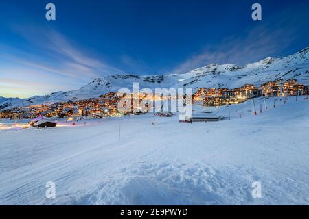 Panorama du célèbre Val Thorens dans les Alpes par nuit, Vanoise, France Banque D'Images