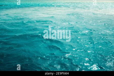 Vagues sur fond bleu mer eau douce. Océan profond eaux turquoise surface paysage vue aérienne. Ondulation texture aqua incroyable fond de nature Banque D'Images