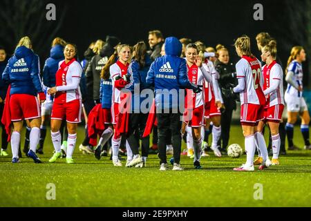 NIEUWEHORNE, PAYS-BAS - FÉVRIER 5 : les joueurs d'Ajax célèbrent la victoire lors du match de Womens TOTO KNVB Beker entre SC Heerenveen et Ajax à SpO Banque D'Images