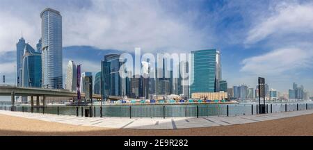 Dubaï, Émirats arabes unis - Mars 29, 2017 : le panorama avec le nouveau canal et gratte-ciel du centre-ville. Banque D'Images