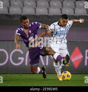 Florence, Italie. 5 février 2021. Alexis Sanchez (R) d'Inter rivalise avec Igor de Fiorentina lors d'une série UN match de football entre Fiorentina et FC Inter à Florence, Italie, le 5 février 2021. Crédit: Alberto Lingria/Xinhua/Alay Live News Banque D'Images