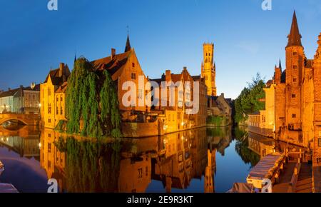 Bruges - la vue de la Rozenhoedkaai à Bruges avec la maison Perez de Malvenda et Belfort van Brugge en arrière-plan dans la nuit tombée. Banque D'Images