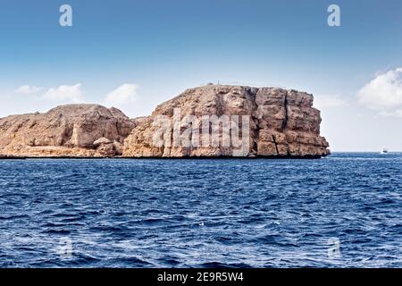 Paysage de roche de montagne. Montagne du Sinaï. Égypte falaises majestueuses dans le désert. Banque D'Images