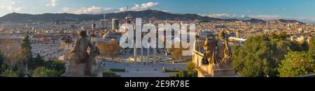 Barcelone - le panorama depuis le Palais Real avec la Plaza Espana au coucher du soleil. Banque D'Images