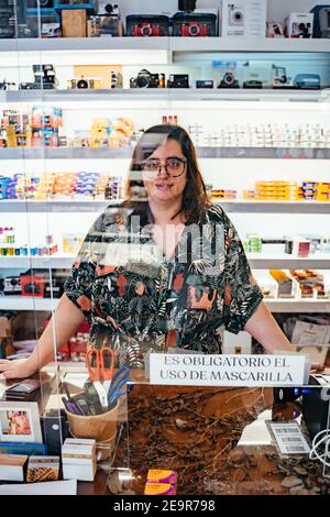 Madrid, Espagne. 14 juillet 2020. Un membre de la peliculera, un magasin situé dans le centre de Madrid regarde la caméra. Credit: Samuel Fernandez/SOPA Images/ZUMA Wire/Alay Live News Banque D'Images