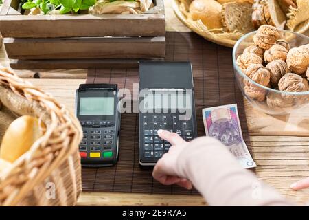 Le vendeur a également la responsabilité de pointer toutes les transactions conclues dans la boulangerie avec la caisse. Une tradition de boulangerie multi-génération. Banque D'Images