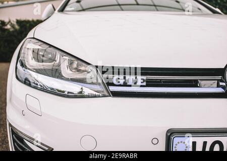 Wolfsburg, Allemagne - 19 juin 2016 : voiture électrique Volkswagen VW e-Golf dans les rues de la ville. Volkswagen est un constructeur automobile allemand dont le siège est situé à Wolfsburg, en Allemagne. Banque D'Images